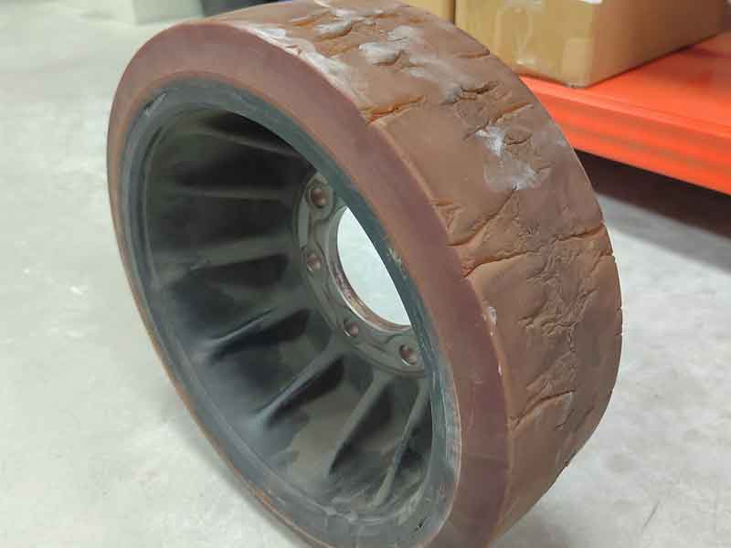 叉车轮重新包胶前