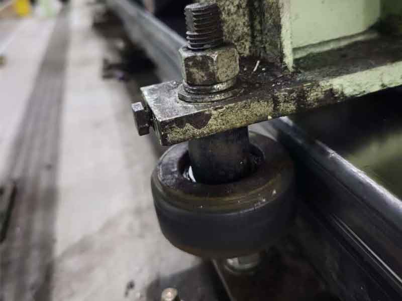 堆垛机导向轮磨损严重