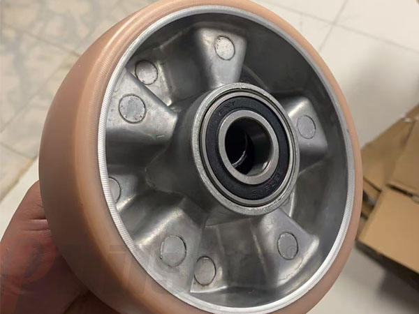 堆垛机天轨抱轮